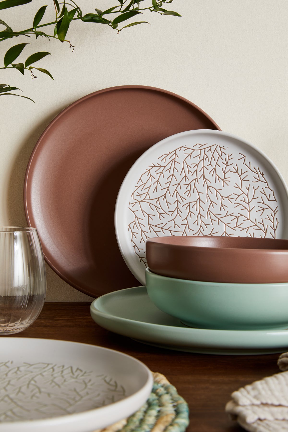 Servizio Piatti Blom 18 Pezzi in Stoneware Brown, Set Tavola in Gres Ceramico Marrone per 6 Persone, Design Moderno ed Elegante