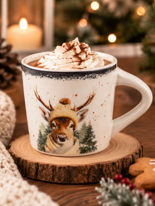 Tazza Jumbo NBC Holiday Story Cervo 420 ml in Ceramica Bianca con Decorazione Invernale, Cappello e Sciarpa, Idea Regalo Natalizia H&H