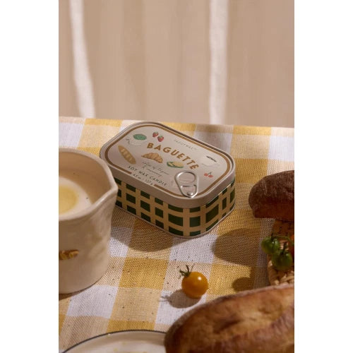 Candela Bistro in latta stampata a forma di baguette francese da 127 g (4,5 oz) Al profumo di rosmarino e timo