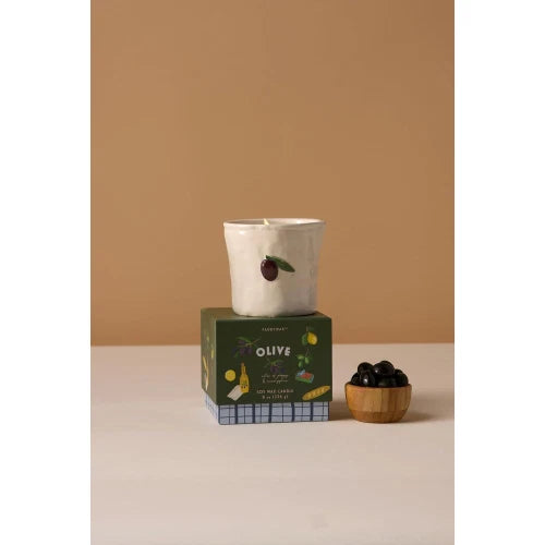 Candela in ceramica Bistro da 226 g (8 oz) con decorazione a rilievo a forma di oliva - Fico e oliva, confezionata in scatola.