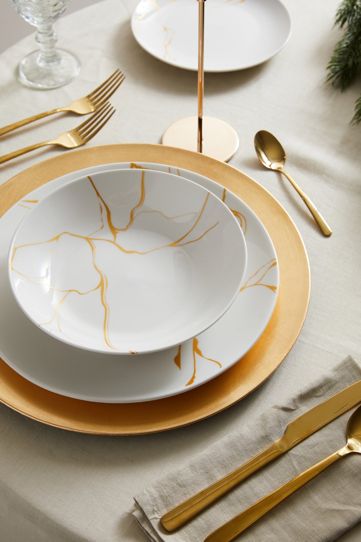 Servizio Piatti Filigrana 18 Pezzi in Porcellana Effetto Oro, Set Tavola per 6 Persone, Design Elegante e Raffinato per Cucina e Sala da Pranzo