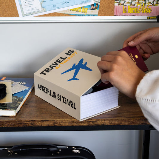 FISURA Cassaforte a forma di libro con scritta "Travel is my therapy"